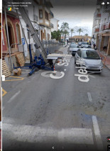 Madrileño aparcando su coche en mitad de una terraza en Jávea