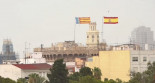 El Ayuntamiento de València renueva la Senyera en las torres de Quart y la Lonja, pero se equivoca con el diseño de la misma