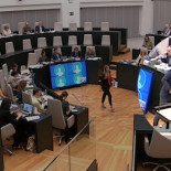 Expulsado un concejal del PSOE tras dar tres palmadas en la cara a Almeida: «¡No se lo permito!»