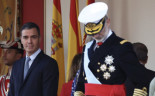 Felipe VI se disculpa por haberse agarrado los genitales desde el palco al lado de la reina en pleno desfile de la Hispanidad