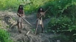 Vídeo que muestra a una tribu no contactada enfrentándose a un bulldozer que destruye su bosque