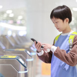 La OMS recomienda que los niños de menos de 16 años no tengan acceso al móvil salvo que sean chinos y lo estén fabricando