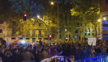 VÍDEO: Cánticos contra Sánchez y Puigdemont en Ferraz mientras los manifestantes empiezan a lanzar piedras