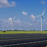 La energía renovable cae a precios de saldo pero no rebaja el recibo de la luz de hogares y empresas