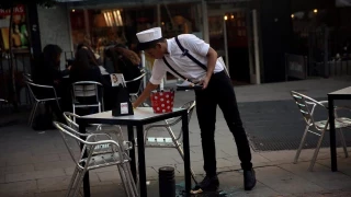 Trabajar de camarero sin sueldo: “Nosotros no pagamos, pero te damos el 80% de las propinas”