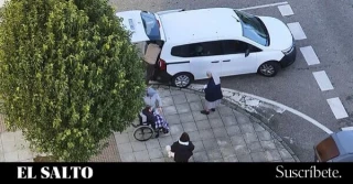 Cazan a monjas de un asilo en Vigo llevando a ancianos a votar con la papeleta en la mano