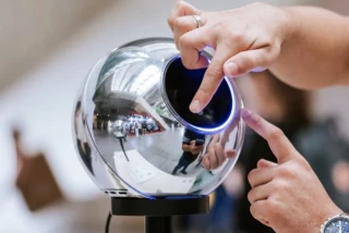 Cientos de adolescentes hacen cola en España para escanearse el iris a cambio de criptomonedas. Ya lo han denunciado