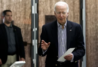 Joe Biden preocupa a sus asesores al contarles que unas monjas lo llevaron a Galicia y le hicieron votar al PP