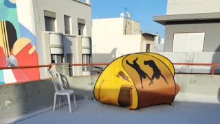 El 'infernal' camping en una azotea que atormenta a sus vecinos a 12 euros la noche: "Intentan entrar en nuestra casa y robar"