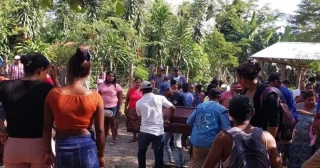 Desenterraron a una mujer y llevan cinco días orando para que resucite