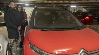 Pagan 343 euros al mes por un coche que no pueden sacar del garaje por los embargos al concesionario de Santiago