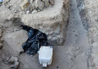 Nuevo atentado: un váter químico en dos zanjas excavadas en un yacimiento