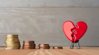 El drama de separarse con bajos recursos: gana 1.180 euros, paga 550 de alquiler y su expareja le pide 400 de pensión para el hijo