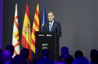 El Rey inaugura el Mobile World Congress destacando la importancia de mirar al futuro y no quedarse anclados en instituciones medievales que justifican sus privilegios en falsos mitos y leyendas