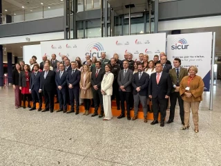 Uno de los expositores en la principal feria española de seguridad fabrica y vende banderas nazis