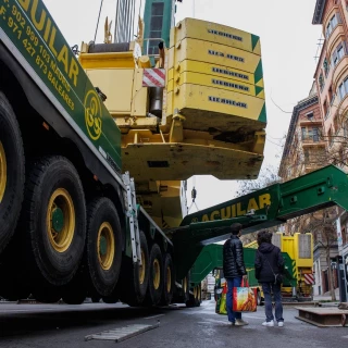Triunfo vecinal contra una grúa de gran tonelaje que sobrevolaba la calle Cavanilles (Madrid)