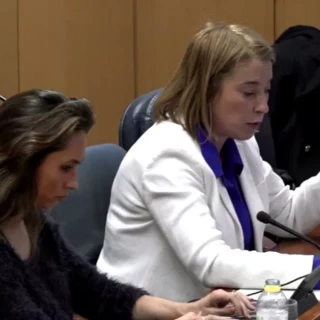 Bronca cuando una víctima de las residencias de mayores recordaba al Gobierno de Ayuso su gestión: “Si no me deja hablar, me voy”