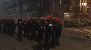 Una mujer se encuentra ingresada en la UCI tras el impacto de un proyectil de foam a causa de otra carga de la Ertzaintza