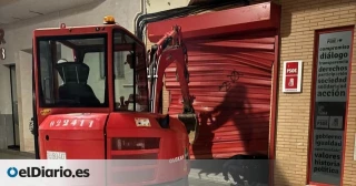 Revientan con una retroexcavadora la puerta de la sede del PSOE en Almendralejo