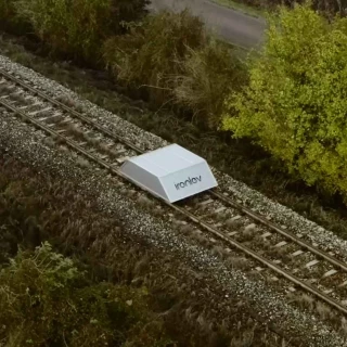 El maglev que cambiará el transporte: debuta el primer tren de levitación magnética que usa las vías existentes