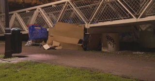 Una vecina de Málaga vive desde hace dos meses en un parque para estar cerca de su hijo