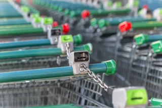 Mercadona admite que su récord de beneficios se debe a las monedas de euro que la gente se deja en los carritos