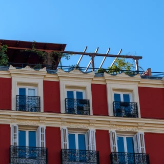 Hacerte novio de la presidenta de la Comunidad de Madrid y otros trucos para vivir en un piso de un millón de euros