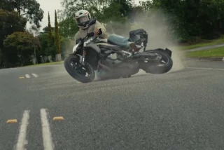 He visto este vídeo de pies vs. asfalto y no vuelvo a salir en zapatillas ni vaqueros de calle en moto