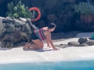 Una turista va a darse un baño en los Jameos del Agua, le llaman la atención y se enfada: "Como si estuviera en la playa"