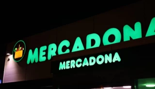 Tres despedidos en el Mercadona de Lebrija por comer bombones y chocolate "que se iban a tirar"