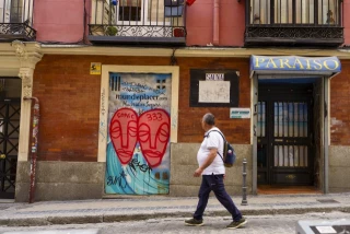 Violan a un hombre en una sauna gay de Madrid: la Policía detiene a uno de los implicados y busca al otro