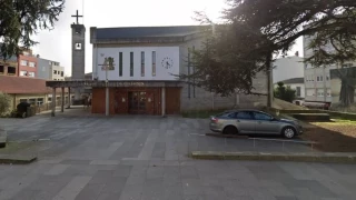 Un sacristán resulta herido grave en Carballo al caerle encima la imagen un santo