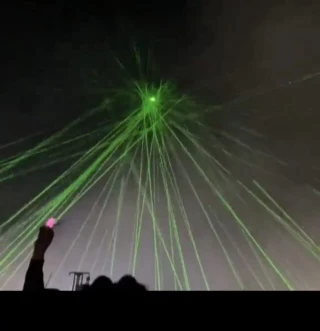 México: Cientos de personas ponen en riesgo un avión al apuntarle con punteros láser