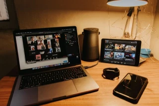 Esta empresa obligó a 400 empleados a teletrabajar un día. Todo para despedirlos por videollamada y no a la cara