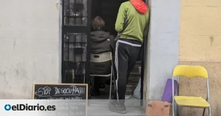 Una empresa de desokupaciones arranca la puerta de un edificio de Barcelona para expulsar a sus vecinos