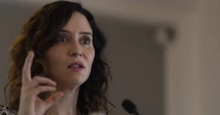 Lluvia de críticas a Ayuso por la viñeta que ha compartido tras el accidente de Baltimore: "¿Quién le ha dicho que era buena idea?"