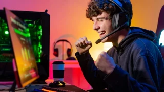 El peligro de las 'loot boxes' para la ludopatía de los menores: "Mi hijo gastó 1.000 euros para abrir unos cromos de un videojuego"