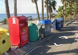 Muere un joven de 26 años al quedar atrapado en un contenedor de ropa en Vélez-Málaga