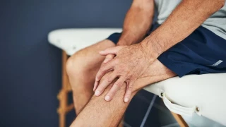 Un hombre desahuciado con leucemia crónica mejora con un fármaco para la artritis y logra un trasplante de médula