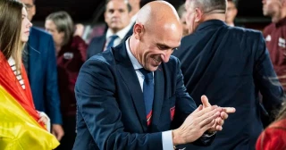 La 'mano derecha' de Ayuso se reúne con la pareja de la presidenta madrileña pocas horas después de querellarse contra la Fiscalía