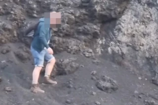 Un grupo de turistas la lía en un espacio protegido de Canarias: camina por la cresta de un volcán