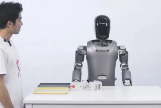 China muestra el avance de su humanoide más avanzado: habla natural, dobla la ropa y razona en tiempo real