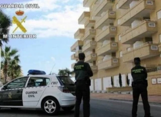 Detenidos un sargento y tres guardias civiles de Nules por mantener la protección a una víctima de violencia ya fallecida