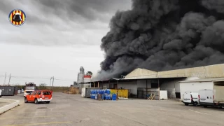 Los bomberos trabajan en un incendio en seis naves de la empresa Cecotec en Valencia