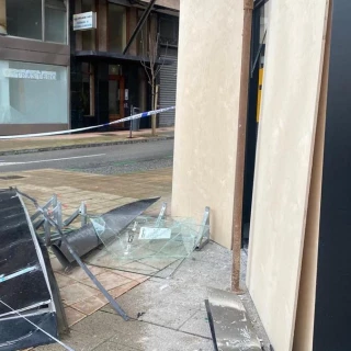 Roba un bus en Gijón, se empotra contra una tienda de deporte en Avilés y huye con una bicicleta a pedaladas