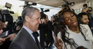 “¡Haz la cola!”: una mujer reprocha a Zaplana que se intente 'colar' a su llegada al tribunal para declarar