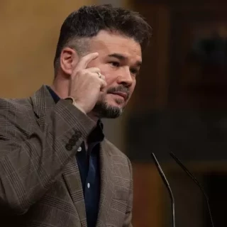 Rufián recuerda el rostro de Aznar con motivo del aniversario del asesinato de José Couso y despacha a un concejal de Vox