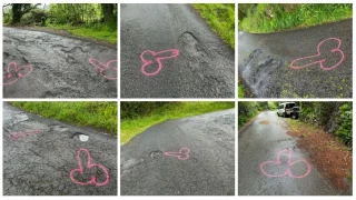 Las llamativas pintadas con forma de pene que señalizan los infinitos baches de la carretera de acceso a un pueblo asturiano