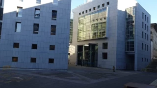 Escupieron e insultaron a una mujer por su color de piel al grito de «qué miras, negra de mierda, papeles, papeles»