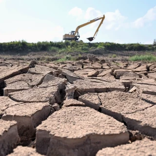 Una serie extraordinaria de calor récord podría iniciar un verano largo y caluroso, "y no en el buen sentido" (eng)